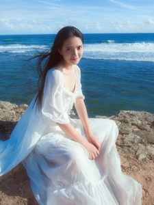 海岛上的白裙气质女神海风秀发飘逸