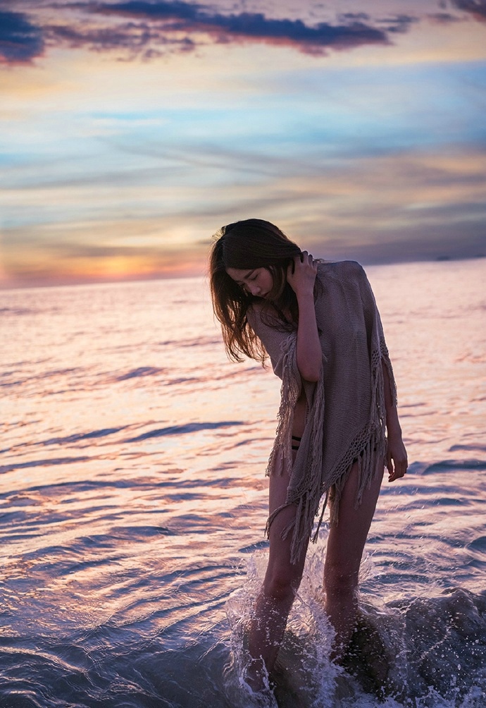 气质女神黄昏海岸唯美比基尼迷人写真