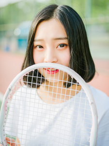 网球场上的短发清纯校园女孩阳光写真