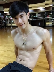 韩国帅哥图片 健身房肌肉帅哥图片
