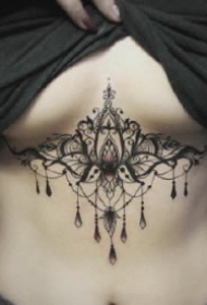 女性胸下性感的黑灰梵花纹身图片