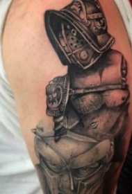 铁血战士纹身  身姿英勇而又潇洒的铁血战士纹身图案